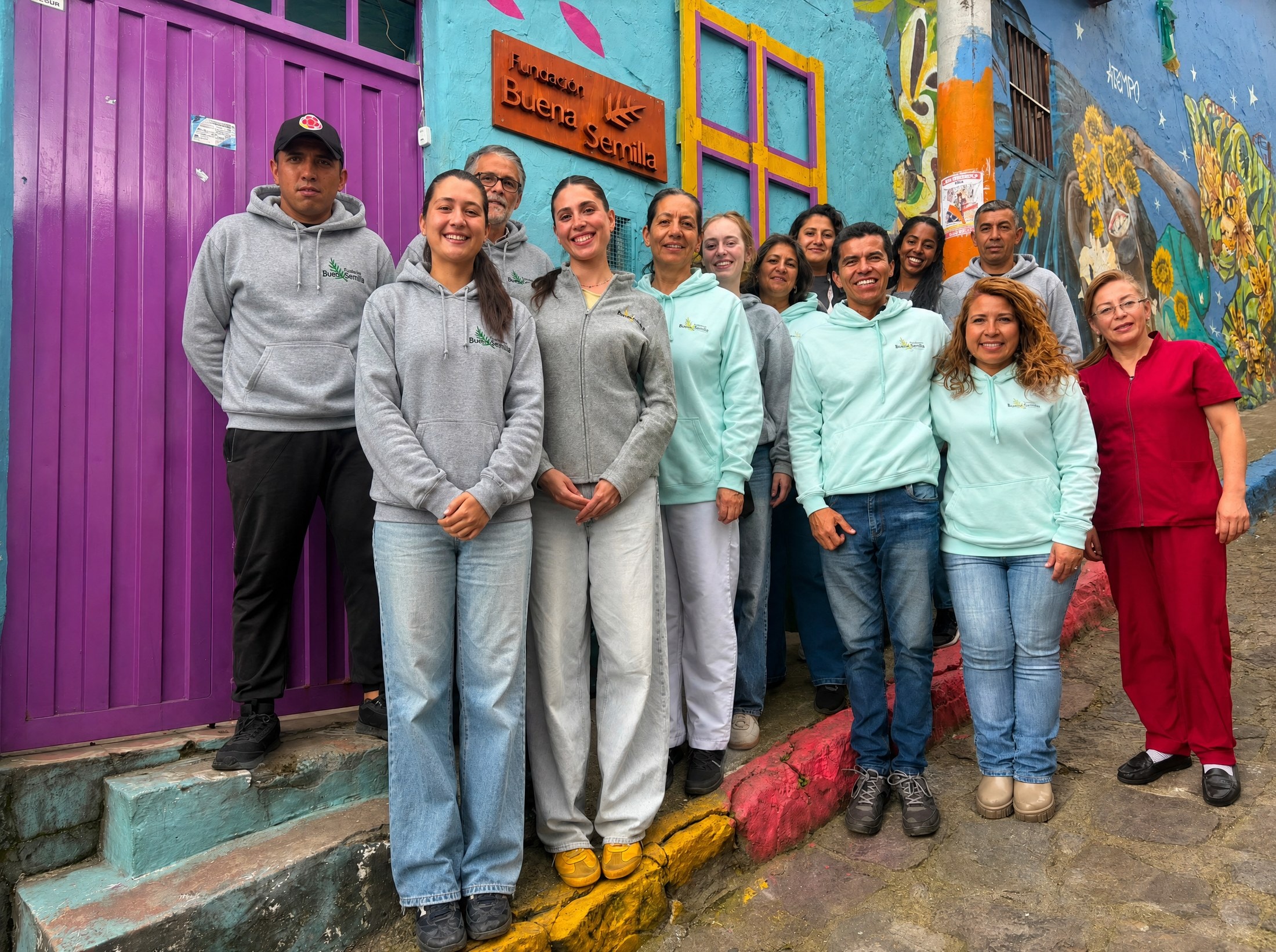 Equipo completo de la Fundación Buena Semilla frente a la Casa Buena Semilla