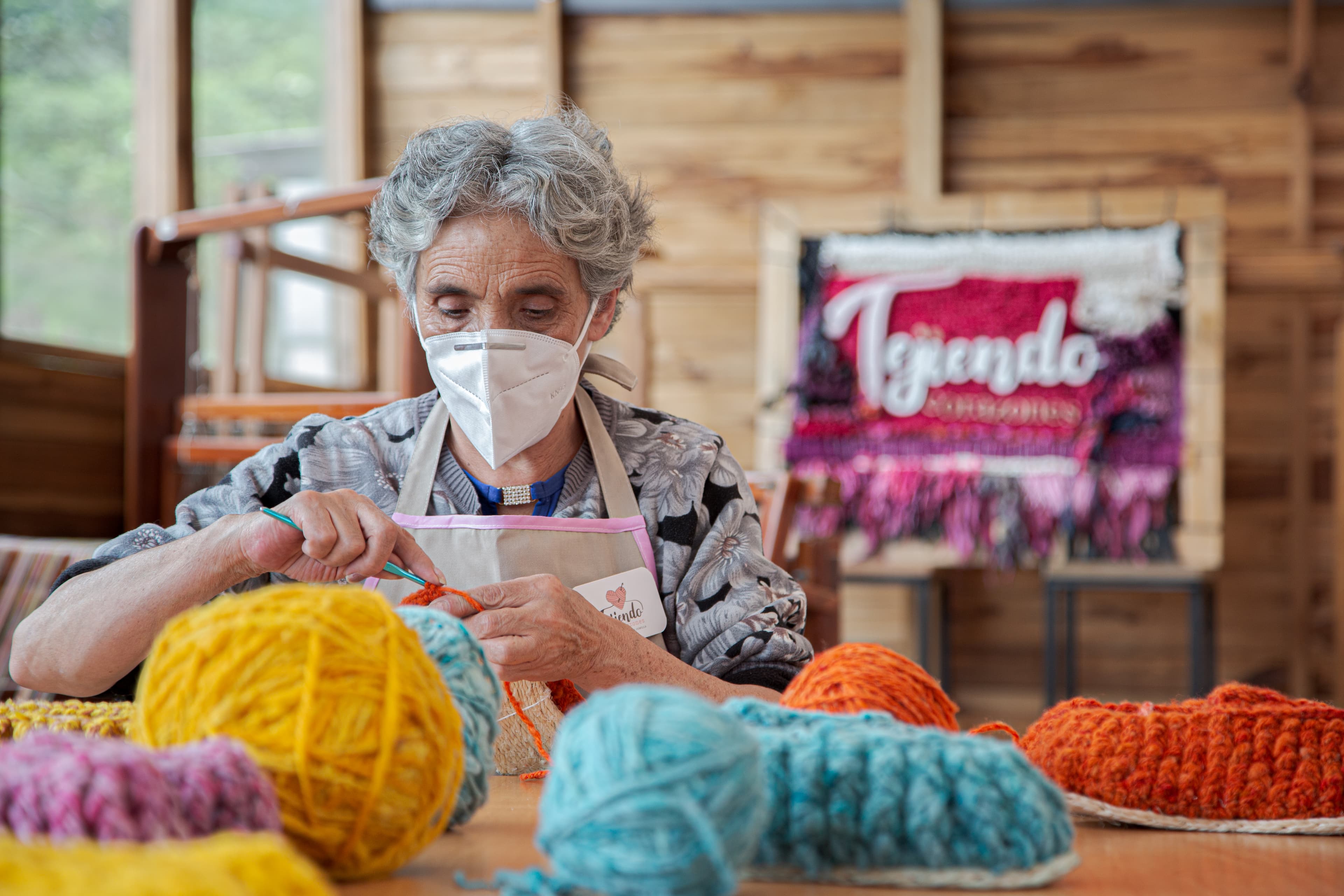 Fundación Buena Semilla — artesano tallando madera, taller Tallando Vidas