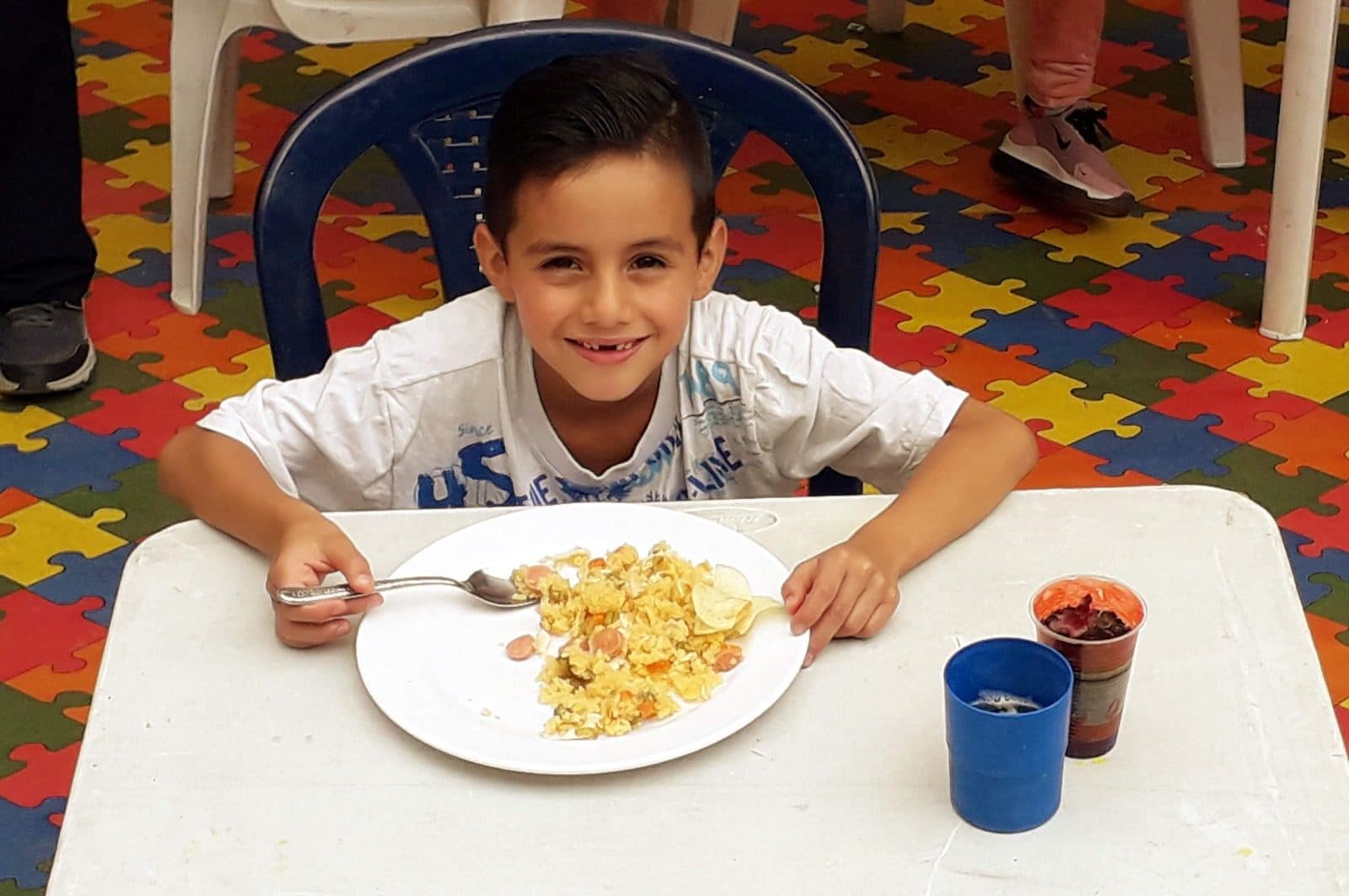 Niño de la Casa Buena Semilla almorzando