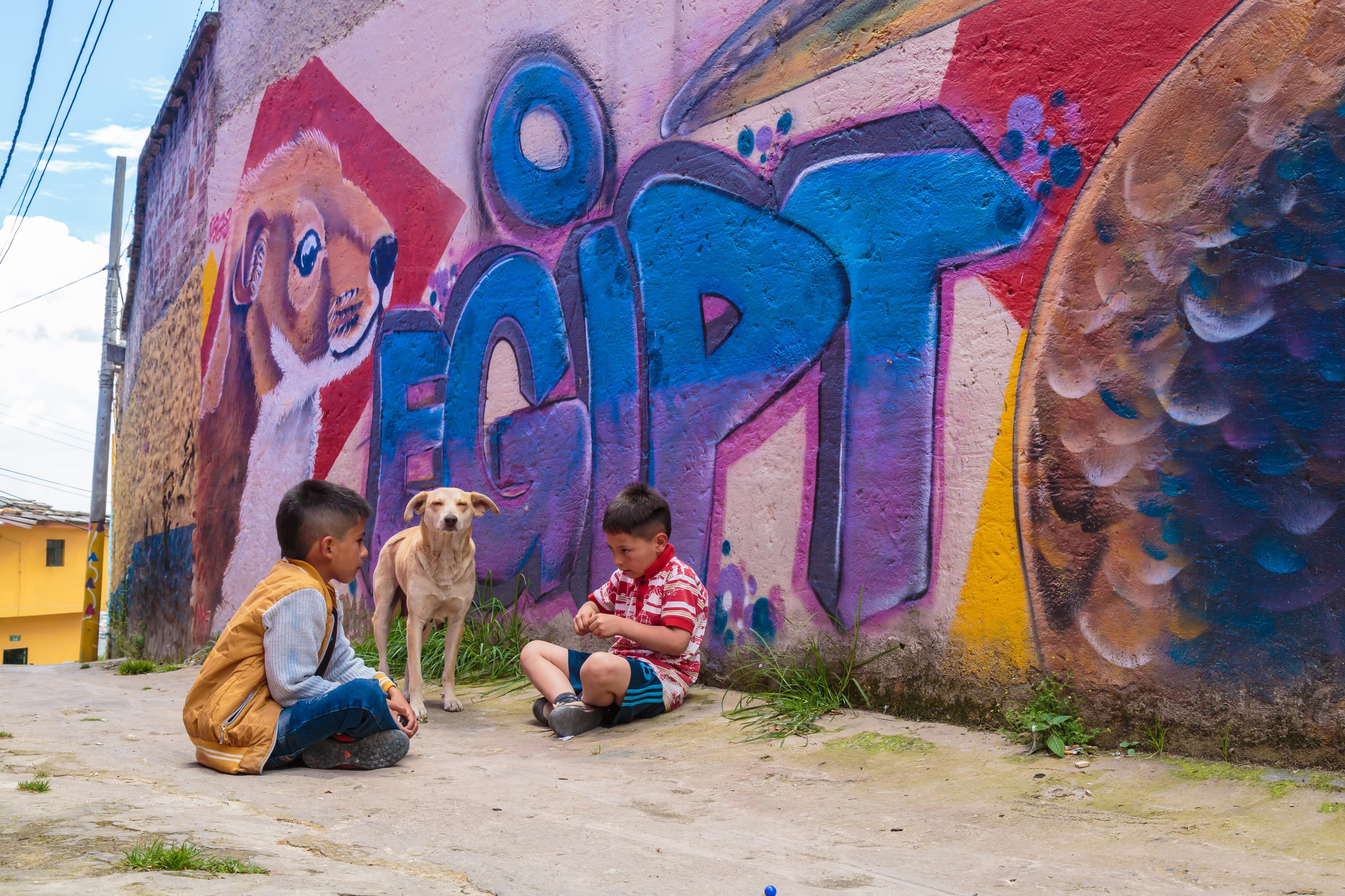 Niños jugando frente al mural del Barrio Egipto — Fundación Buena Semilla